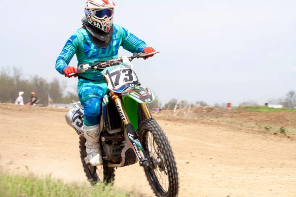 RÚSSIA, Novoshakhtinsk - MAIO 08, 2021: Motociclistas montam esportes de cross-country motocicletas off-road — Fotografia de Stock