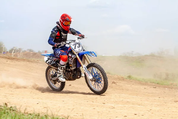 RÚSSIA, Novoshakhtinsk - MAIO 08, 2021: Motociclistas montam esportes de cross-country motocicletas off-road — Fotografia de Stock