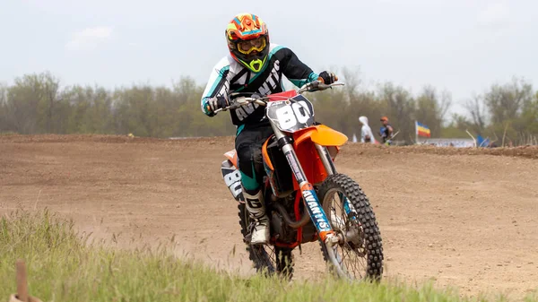 RÚSSIA, Novoshakhtinsk - MAIO 08, 2021: Motociclistas montam esportes de cross-country motocicletas off-road — Fotografia de Stock