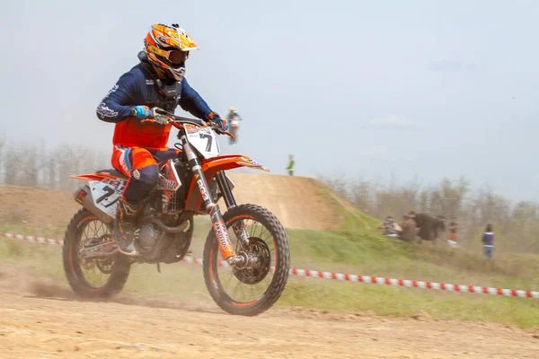 RUSSIA, Novoshakhtinsk - Mayıs 08, 2021: Motosikletçiler off-road sporu motosikletlerine biniyor — Stok fotoğraf