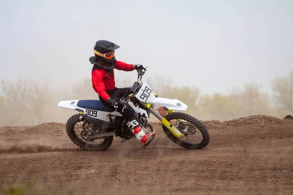 RÚSSIA, Novoshakhtinsk - MAIO 08, 2021: Motociclistas montam esportes de cross-country motocicletas off-road — Fotografia de Stock