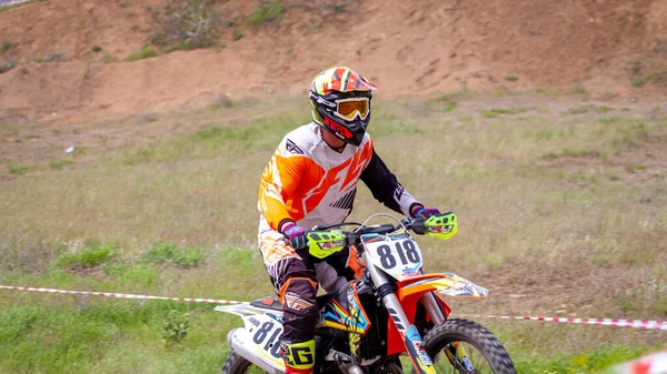 RÚSSIA, Novoshakhtinsk - MAIO 08, 2021: Motociclistas montam esportes de cross-country motocicletas off-road — Fotografia de Stock