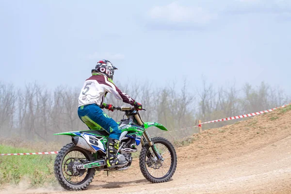 RUSKO, Novoshakhtinsk - 08. KVĚTEN 2021: Motorkáři jezdí na terénních sportovních běžeckých motocyklech — Stock fotografie