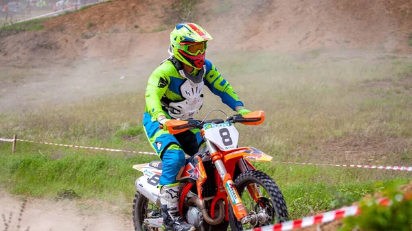 RUSSIA, Novoshakhtinsk - Mayıs 08, 2021: Motosikletçiler off-road sporu motosikletlerine biniyor