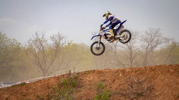 RUSIA, Novoshakhtinsk - 08 DE MAYO DE 2021: Motociclistas en motocicletas todo terreno — Foto de Stock