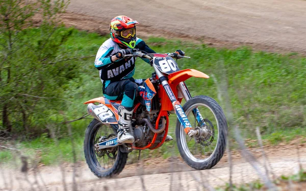 RÚSSIA, Novoshakhtinsk - MAIO 08, 2021: Motociclistas montam esportes de cross-country motocicletas off-road — Fotografia de Stock