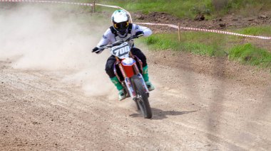 RUSSIA, Novoshakhtinsk - Mayıs 08, 2021: Motosikletçiler off-road sporu motosikletlerine biniyor