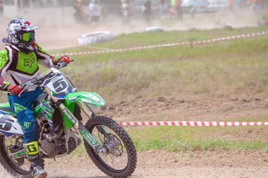 RUSSIA, Novoshakhtinsk - Mayıs 08, 2021: Motosikletçiler off-road sporu motosikletlerine biniyor