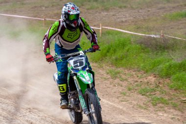 RUSSIA, Novoshakhtinsk - Mayıs 08, 2021: Motosikletçiler off-road sporu motosikletlerine biniyor