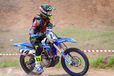 RUSSIA, Novoshakhtinsk - Mayıs 08, 2021: Motosikletçiler off-road sporu motosikletlerine biniyor