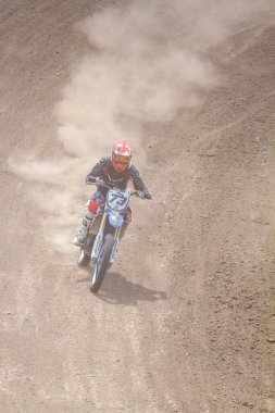 RUSSIA, Novoshakhtinsk - Mayıs 08, 2021: Motosikletçiler off-road sporu motosikletlerine biniyor