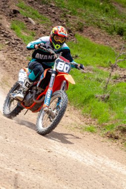 RUSSIA, Novoshakhtinsk - Mayıs 08, 2021: Motosikletçiler off-road sporu motosikletlerine biniyor