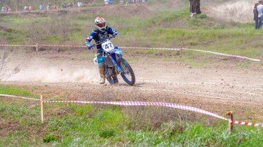 RUSSIA, Novoshakhtinsk - Mayıs 08, 2021: Motosikletçiler off-road sporu motosikletlerine biniyor