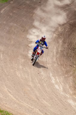 RUSSIA, Novoshakhtinsk - Mayıs 08, 2021: Motosikletçiler off-road sporu motosikletlerine biniyor