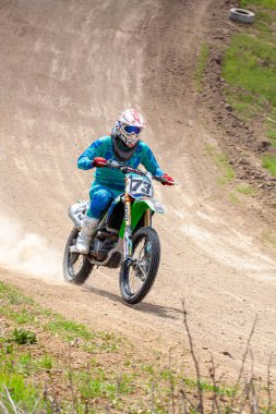 RUSSIA, Novoshakhtinsk - Mayıs 08, 2021: Motosikletçiler off-road sporu motosikletlerine biniyor