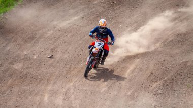 RUSSIA, Novoshakhtinsk - Mayıs 08, 2021: Motosikletçiler off-road sporu motosikletlerine biniyor