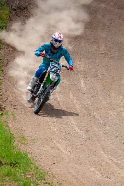 RUSSIA, Novoshakhtinsk - Mayıs 08, 2021: Motosikletçiler off-road sporu motosikletlerine biniyor