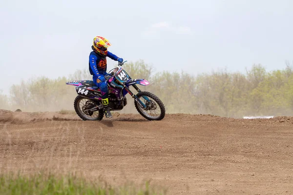 RUSKO, Novoshakhtinsk - 08. KVĚTEN 2021: Motorkáři jezdí na terénních sportovních běžeckých motocyklech — Stock fotografie