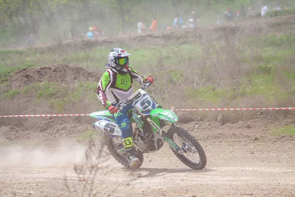 RÚSSIA, Novoshakhtinsk - MAIO 08, 2021: Motociclistas montam esportes de cross-country motocicletas off-road — Fotografia de Stock