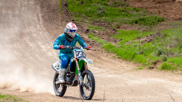 RÚSSIA, Novoshakhtinsk - MAIO 08, 2021: Motociclistas montam esportes de cross-country motocicletas off-road — Fotografia de Stock