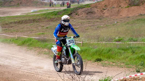 RÚSSIA, Novoshakhtinsk - MAIO 08, 2021: Motociclistas montam esportes de cross-country motocicletas off-road — Fotografia de Stock