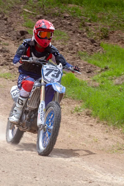 RÚSSIA, Novoshakhtinsk - MAIO 08, 2021: Motociclistas montam esportes de cross-country motocicletas off-road — Fotografia de Stock