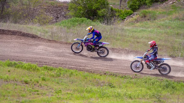 RUSSIE, Novoshakhtinsk - 08 MAI 2021 : Les motocyclistes font du sport moto cross-country hors route — Photo