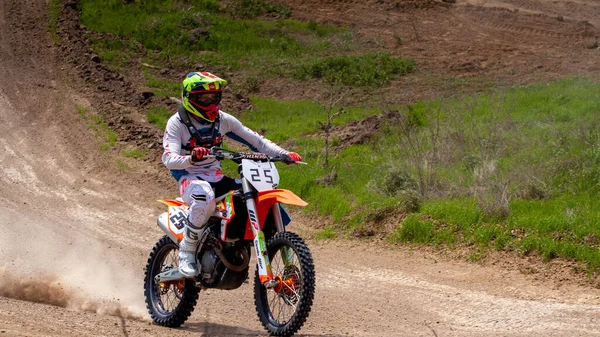 RÚSSIA, Novoshakhtinsk - MAIO 08, 2021: Motociclistas montam esportes de cross-country motocicletas off-road — Fotografia de Stock