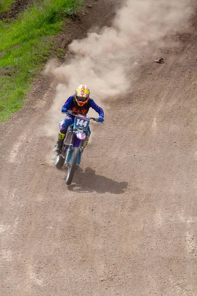 RUSKO, Novoshakhtinsk - 08. KVĚTEN 2021: Motorkáři jezdí na terénních sportovních běžeckých motocyklech — Stock fotografie