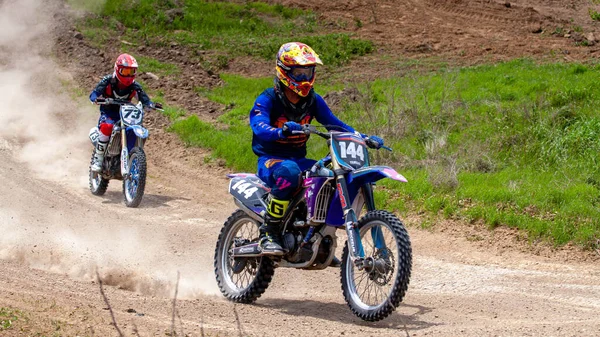 RUSSIA, Novoshakhtinsk - Mayıs 08, 2021: Motosikletçiler off-road sporu motosikletlerine biniyor — Stok fotoğraf