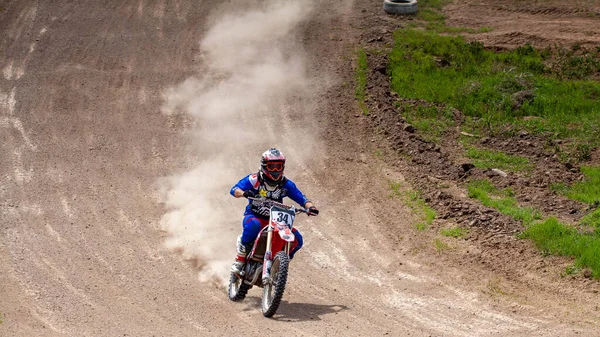 RUSSIA, Novoshakhtinsk - Mayıs 08, 2021: Motosikletçiler off-road sporu motosikletlerine biniyor — Stok fotoğraf