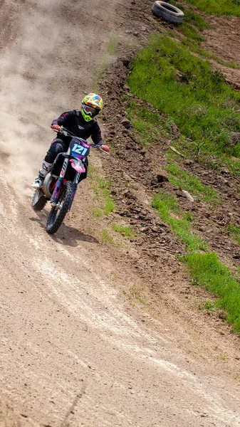 RUSSIA, Novoshakhtinsk - MAY 08, 2021: Motorcyclists ride sports cross-country motorcycles off-road — Stock Photo, Image