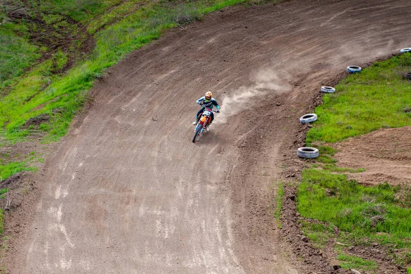 RUSSIA, Novoshakhtinsk - 8 mei 2021: Motorrijders rijden op off-road sportieve cross-country motorfietsen — Stockfoto