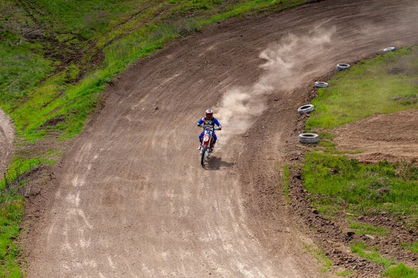 RUSSIA, Novoshakhtinsk - 8 mei 2021: Motorrijders rijden op off-road sportieve cross-country motorfietsen — Stockfoto