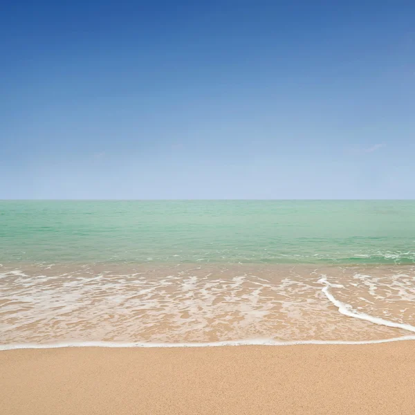 Beach and tropical sea — Stock Photo, Image