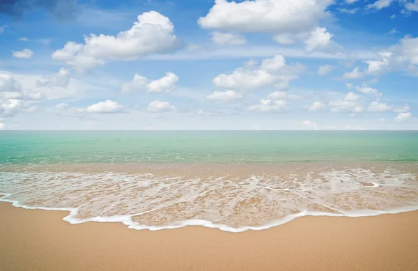 Beach and tropical sea — Stock Photo, Image