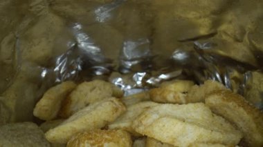 Paketin içinde kıtır kıtır ekmek var.