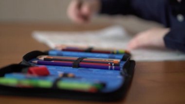 Anaokulu çocuğu evde resim çiziyor. Hobi konsepti