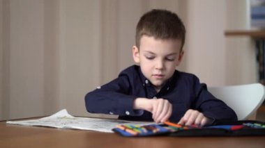 Anaokulu çocuğu evde resim çiziyor. Hobi konsepti