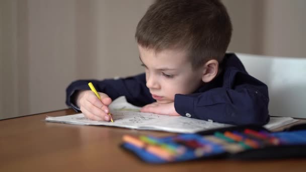 Copilul prescolar deseneaza acasa. Conceptul hobby — Videoclip de stoc