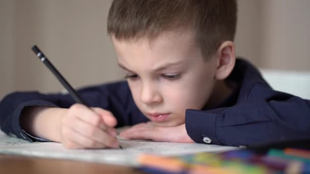 Vorschulkind zeichnet zu Hause. Hobby-Konzept — Stockvideo