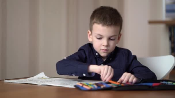 Niño de preescolar dibujando en casa. Concepto Hobby — Vídeos de Stock