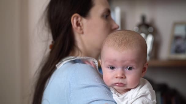 Молода мати тримає новонародженого хлопчика на руках — стокове відео