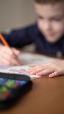 Anaokulu çocuğu evde resim çiziyor. Hobi konsepti