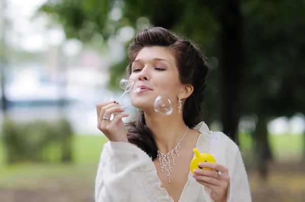 Felice sposa divertirsi all'aperto — Foto Stock