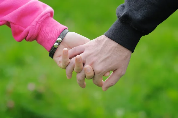 Młoda para trzymająca się za ręce — Zdjęcie stockowe