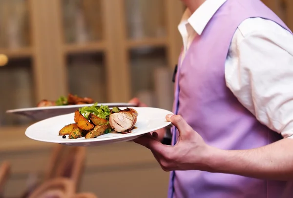 Bord met vlees en gebakken aardappel — Stockfoto