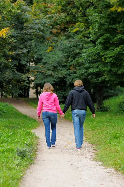 Jong stel in park — Stockfoto