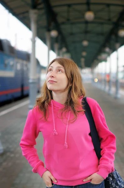 Chica en la plataforma de la estación de tren — Foto de Stock