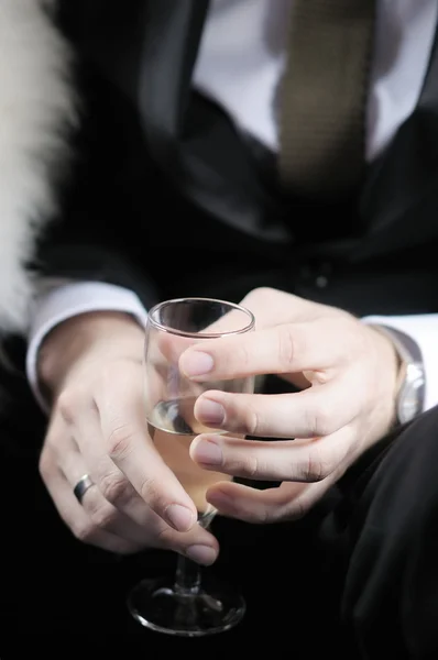 Man bedrijf champagne glas — Stockfoto